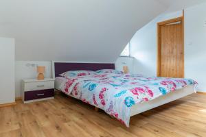 Schlafzimmer mit einem Bett und Holzboden in der Unterkunft Holiday Home Lanita with Two Bedrooms & Terrace 
