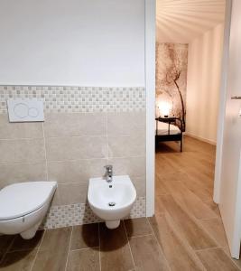 uma casa de banho com um lavatório e um WC. em Via Guareschi em Fontanelle di Roccabianca
