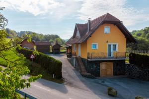 ein gelbes Haus mit braunem Dach in der Unterkunft Holiday Home Lanita with Two Bedrooms & Terrace 