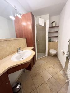 uma casa de banho com um lavatório, um chuveiro e um WC. em Germania-34 em Sankt Peter-Ording