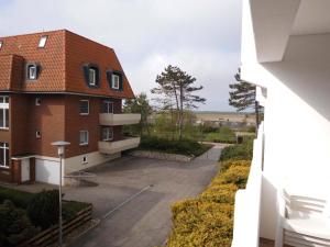 uma vista para um edifício a partir da varanda de um edifício em Germania-34 em Sankt Peter-Ording