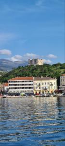 ein Blick auf eine Stadt vom Wasser aus in der Unterkunft ZAD Senj Apartman in Senj