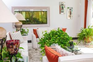 una sala de estar con sofás blancos y plantas en ZenBreak Bliss Tranquility en Bridgetown