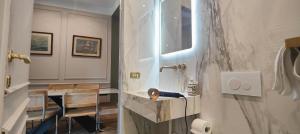 y baño con ducha, lavabo y mesa. en Brera - Marcora 6 b luxury living, en Milán