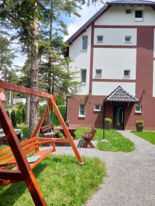A área de jogos para crianças em Apartmani Borova Iglica Divčibare