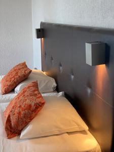 - un lit avec 2 oreillers dans l'établissement Riabela Inn, à Torreira