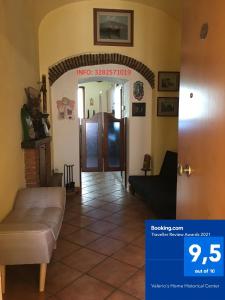 un soggiorno con divano e porta di Valerio's Home Historical Center a Larino
