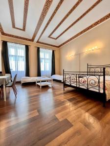 Habitación grande con cama y techo artesonado. en Casa Italia, en Praga
