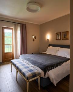 1 dormitorio con cama y ventana en Cascina Binè, en Novi Ligure
