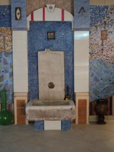een badkamer met een wastafel in een kamer met blauwe tegels bij Hotel Horizont in Goudstrand