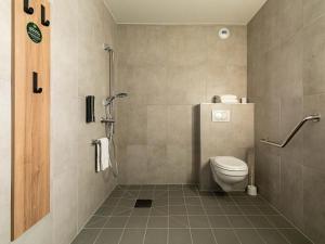 La salle de bains est pourvue d'une douche et de toilettes. dans l'établissement B&B HOTEL Sélestat Centre-Alsace, à Sélestat