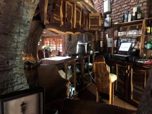 ein Pub mit einer Bar mit einer Theke und einem TV in der Unterkunft Munati B&B in Musina