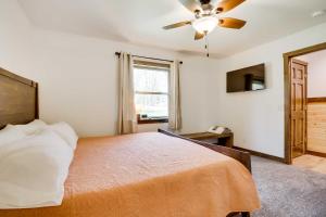 een slaapkamer met een bed en een plafondventilator bij Hatfield Vacation Rental with Private Hot Tub! in Merrillan