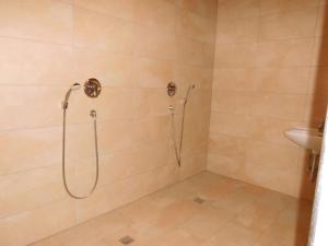 une salle de bain avec douche et lavabo dans l'établissement Germania-41, à Sankt Peter-Ording 6 autres photos