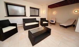 un salon avec des canapés, des chaises et une table dans l'établissement Germania-41, à Sankt Peter-Ording