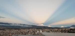 Ein Regenbogen über einer Stadt in der Unterkunft Hermosa Casa Vacacional en Ambato sector Pinllo CON UNA VISTA ÚNICA DE LA CIUDAD in Ambato