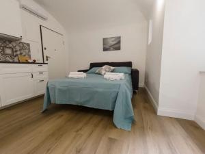 a bedroom with a bed with two towels on it at [Centro-5Stelle] 10 minuti dal mare a piedi in Savona