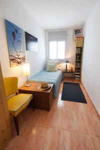 1 dormitorio con cama, escritorio y silla en Salicornia apartament, en L'Eucaliptus