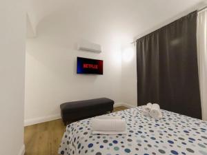 a room with a bed and a clock on the wall at [Centro-5Stelle] 10 minuti dal mare a piedi in Savona