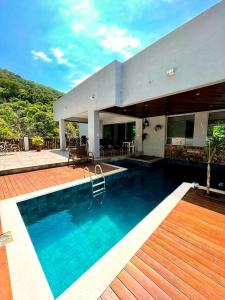 a swimming pool in front of a house at Sítio novo pousada in Piratuba