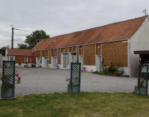 un grupo de edificios con un gran estacionamiento en Gîtes la rivière des îles, en Ponthoile