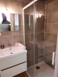 een badkamer met een douche en een wastafel bij Le Grand Hotel in Aups