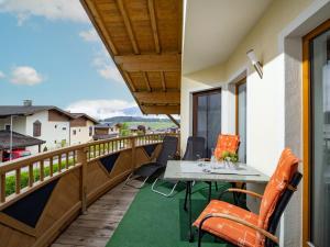 a balcony with a table and chairs and a view at Ferienwohnung Eisenmann in Bad Häring