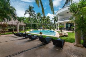 - une vue sur l'extérieur d'une maison avec une piscine dans l'établissement Villa Palmeras, à Cancún