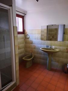 La salle de bains est pourvue d'un lavabo et de toilettes. dans l'établissement Le Grand Hotel, à Aups