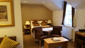 Habitación de hotel con 1 cama y 2 sillas en Royal Scots Club, en Edimburgo