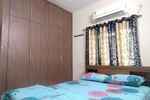 海得拉巴的住宿－2 BHK Fully Furnished in Kukatpally #201，一间卧室配有床和一些窗帘