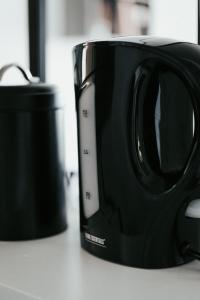 Un four à grille-pain noir est installé au-dessus d'un comptoir. dans l'établissement Studio Ernest Chamalières Calme Parking Gratuit, à Chamalières 12 autres photos