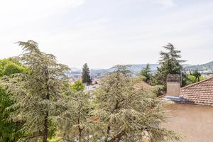 - une vue depuis le toit d'une maison arborée dans l'établissement Studio Ernest Chamalières Calme Parking Gratuit, à Chamalières