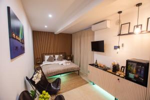 1 dormitorio con 1 cama y TV en Sauna studio near centre/airport, en Praga
