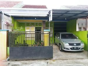 a car parked in front of a house at SLAMET HOMESTAY TASIKMALAYA in Tasikmalaya