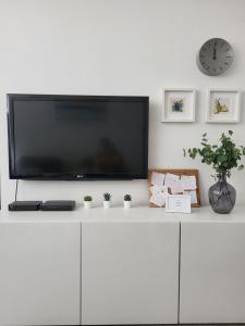 Televízia a/alebo spoločenská miestnosť v ubytovaní Split Mari Apartment