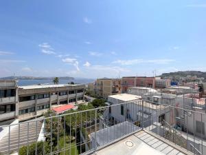 Nespecifikovaný výhled na destinaci Procida nebo výhled na město při pohledu z penzionu