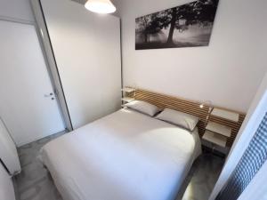 バッサーノ・デル・グラッパにあるDa Carlottaの小さなベッドルーム(白いベッド1台、窓付)