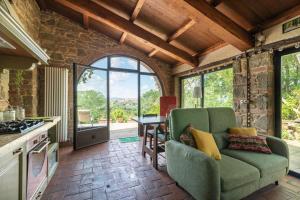 ein Wohnzimmer mit einem Sofa und einem Tisch in der Unterkunft La Limonaia in Monte San Savino
