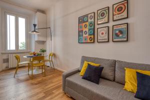 ein Wohnzimmer mit einem Sofa und einem Tisch in der Unterkunft BnButler - Sebenico, 28 - Nuovissimo Appartamento in Isola in Mailand