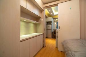 Ett kök eller pentry på Comfy & stylish 2 Bedrooms At Bassura city