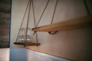 een plank met drie wijnglazen aan de muur bij Klicakn in Subotica +50 foto's