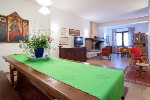 a living room with a table with a green table cloth at La Villa di Lucia in Viterbo