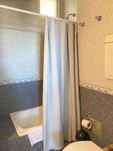 een badkamer met een douchegordijn en een toilet bij En el Centro in Salta