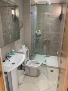 Vannituba majutusasutuses Beachfront High Standard Flat