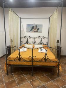 Dormitorio con cama con dosel negra en una habitación en Cut' Home, en Monreale