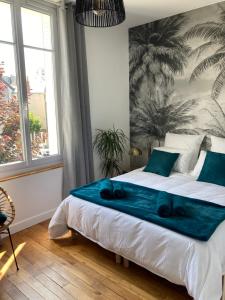 1 dormitorio con 1 cama grande con sábanas azules en Le George Sand- hyper centre lumineux, en Tours