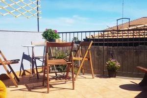 un patio avec des chaises et une table et une clôture dans l'établissement L'Artista, à Trecastagni