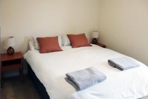 um quarto com duas camas com almofadas em Eco-lodge with hottub + 2 wc em Elie