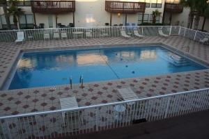 Swimmingpoolen hos eller tæt på Beachview 11